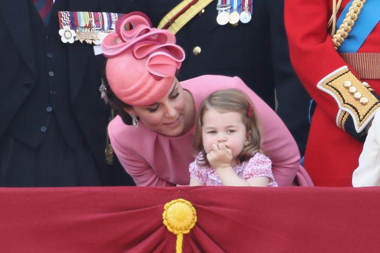 Príncipe George e Charlotte roubam a cena em evento