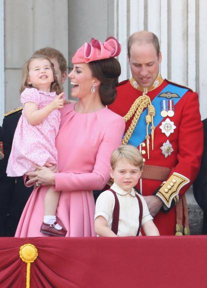 Príncipe George e Charlotte roubam a cena em evento