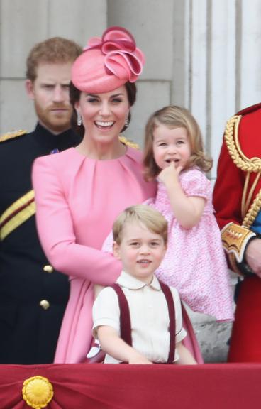 Príncipe George e Charlotte roubam a cena em evento