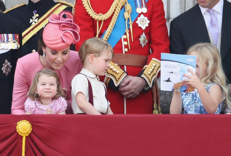 Príncipe George e Charlotte roubam a cena em evento