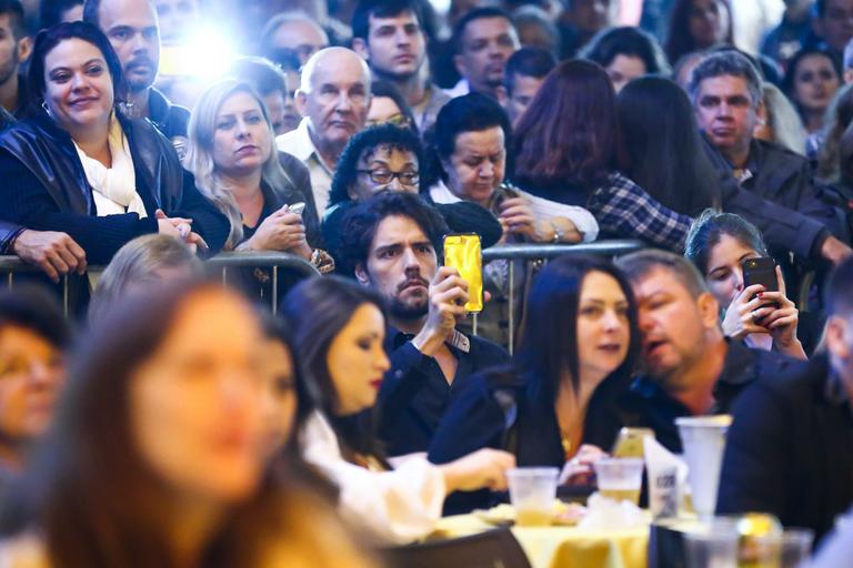 Paula Fernandes: carinhos em show com o novo namorado