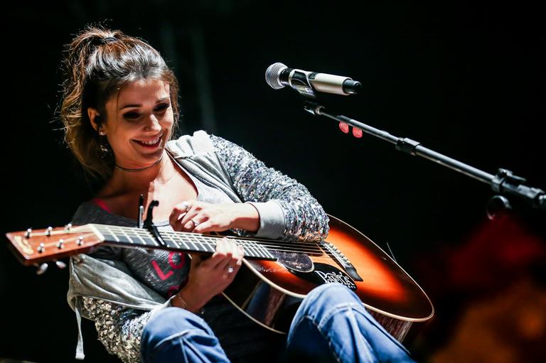 Paula Fernandes: carinhos em show com o novo namorado