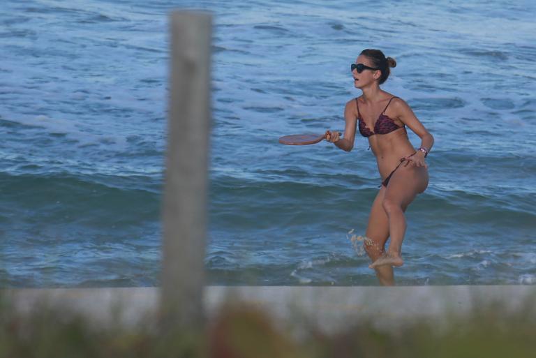 Fernanda de Freitas joga frescobol e exibe boa forma em dia de praia