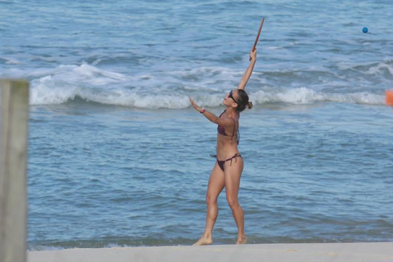 Fernanda de Freitas joga frescobol e exibe boa forma em dia de praia