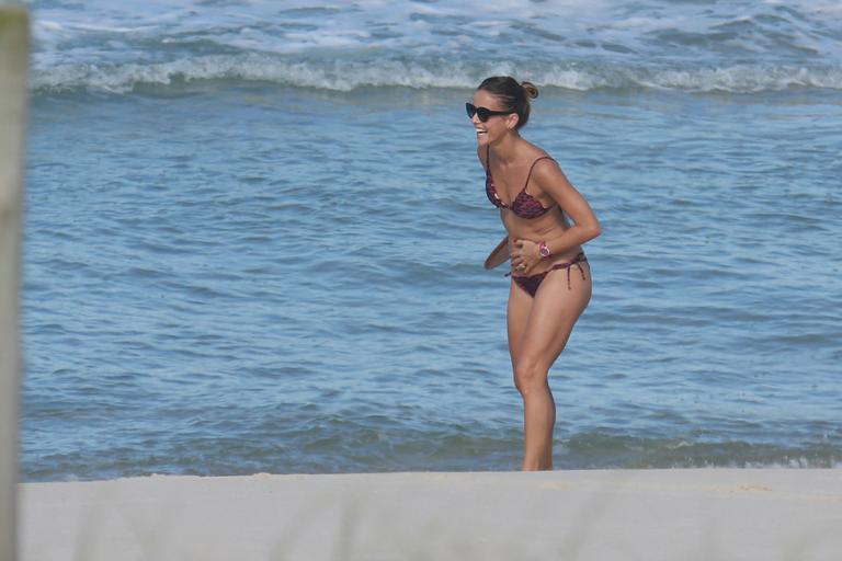 Fernanda de Freitas joga frescobol e exibe boa forma em dia de praia