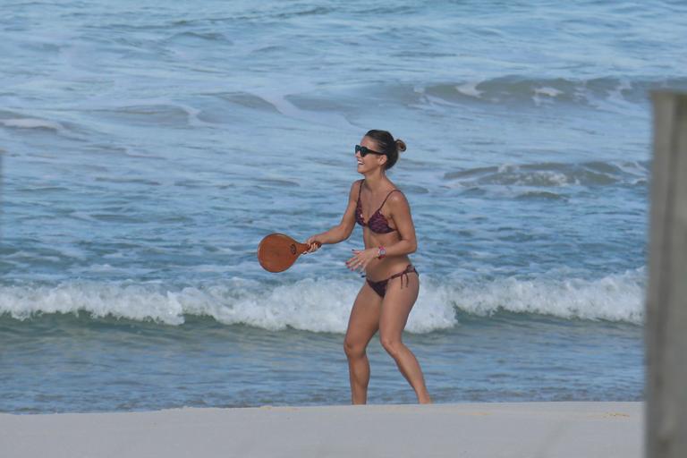 Fernanda de Freitas joga frescobol e exibe boa forma em dia de praia