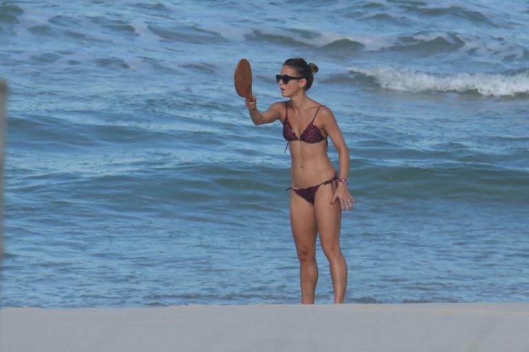 Fernanda de Freitas joga frescobol e exibe boa forma em dia de praia