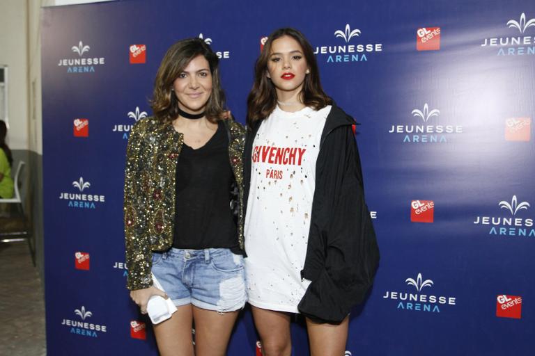 Bruna Marquezine vai com amigas ao show de Ariana Grande