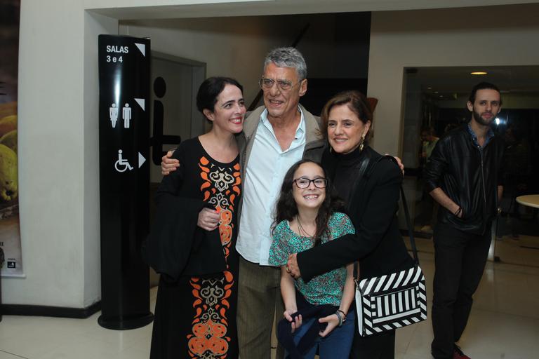 Chico Buarque e Marieta Severo prestigiam a filha