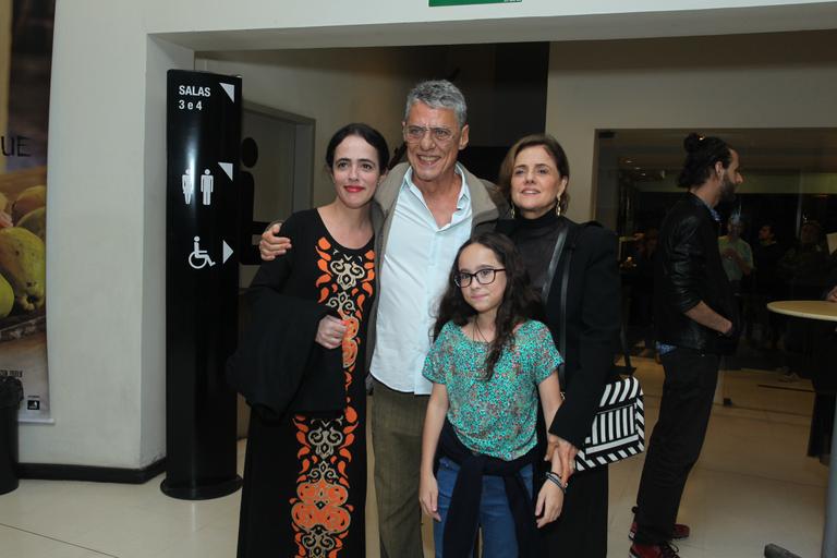 Chico Buarque e Marieta Severo prestigiam a filha