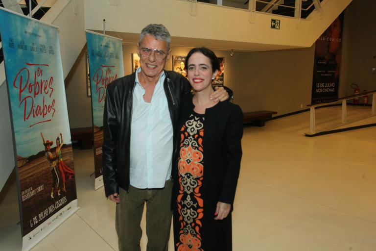 Chico Buarque e Marieta Severo prestigiam a filha