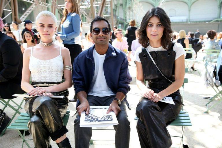 Julianne Mooree  Kristen Stewart: elegância em desfile da Chanel em Paris