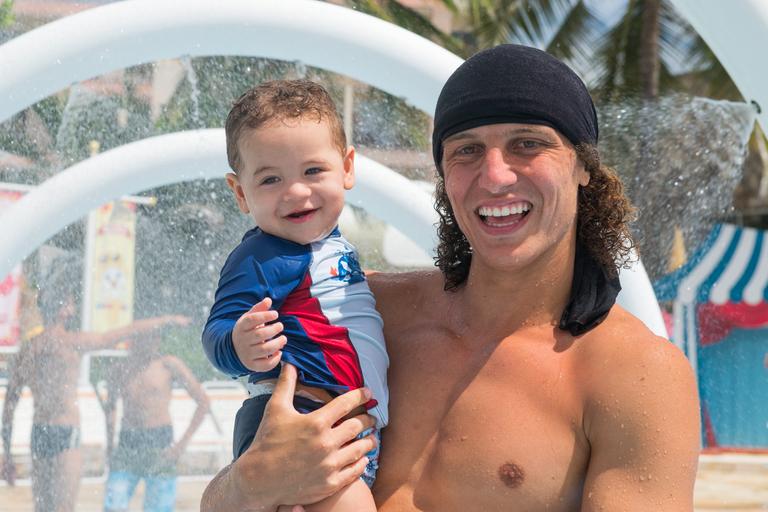 David Luiz com a família e a namorada no Ceará