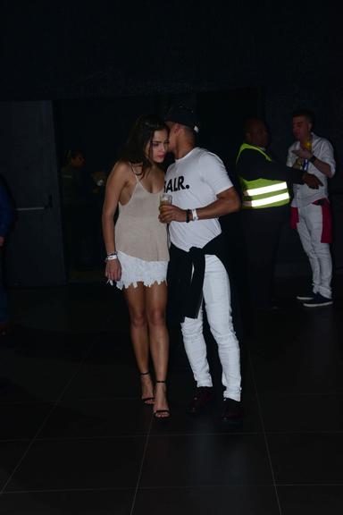 Ex-BBB Emilly Araújo curte noite com amigo de Neymar