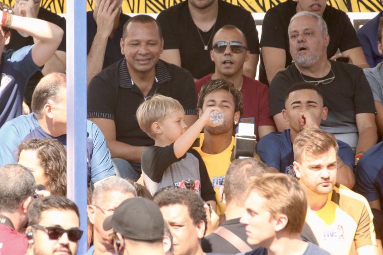 Neymar se diverte com o filho em evento