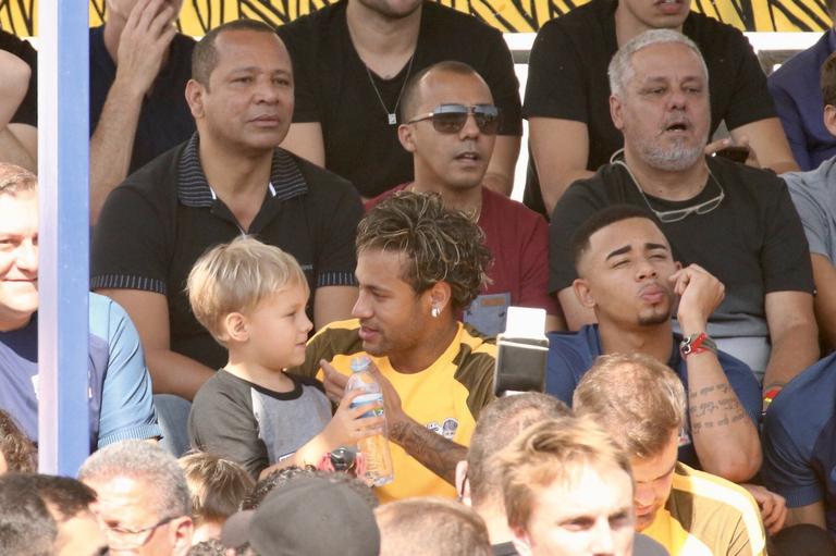 Neymar se diverte com o filho em evento