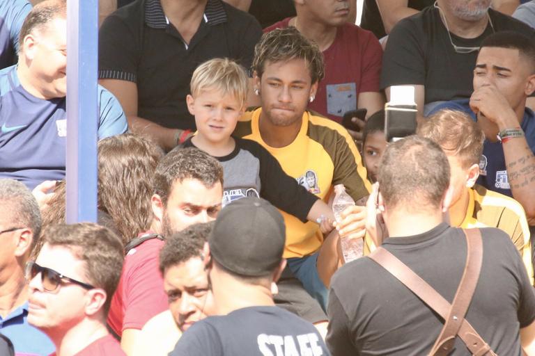 Neymar se diverte com o filho em evento