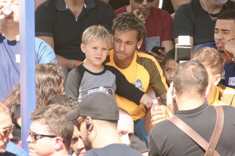 Neymar se diverte com o filho em evento