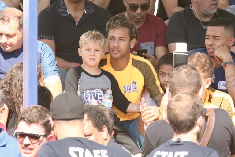 Neymar se diverte com o filho em evento