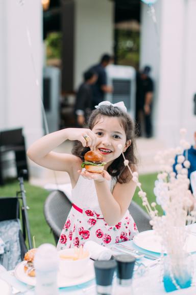 Sidney Oliveira festeja o aniversário da filha caçula