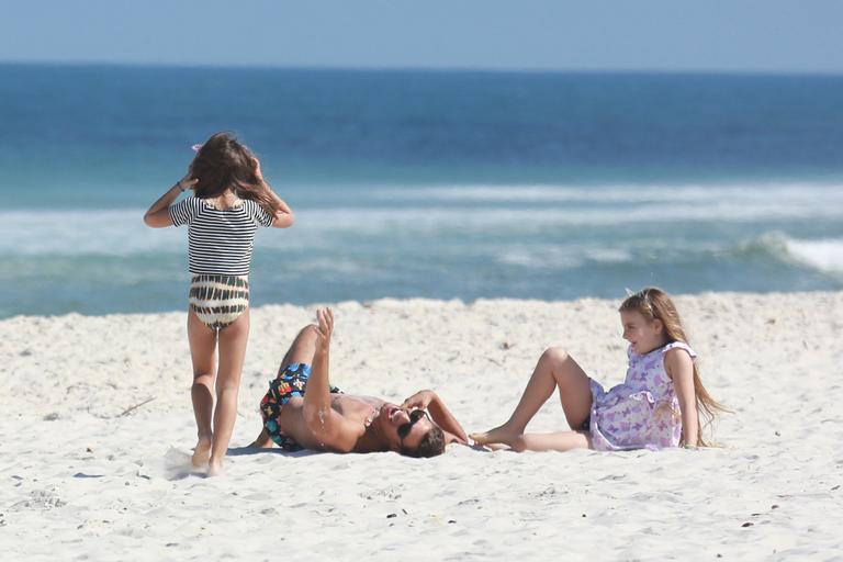 Cauã Reymond: praia com Sofia e Mariana Goldfarb