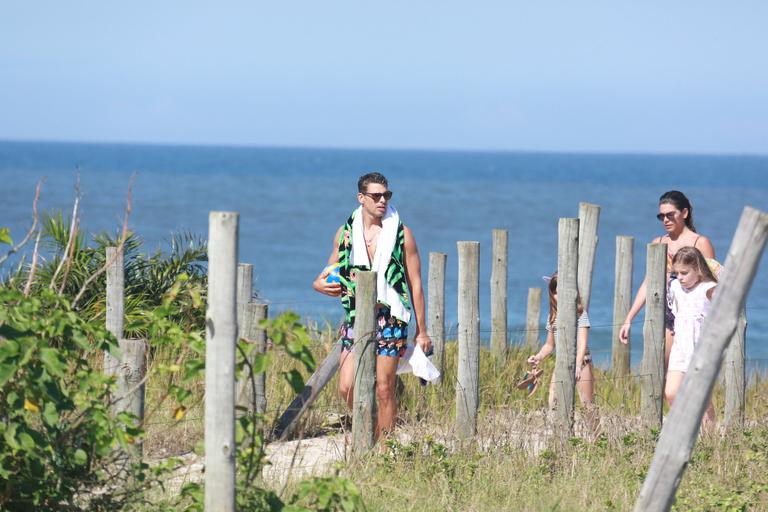 Cauã Reymond: praia com Sofia e Mariana Goldfarb