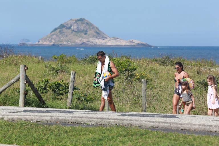 Cauã Reymond: praia com Sofia e Mariana Goldfarb