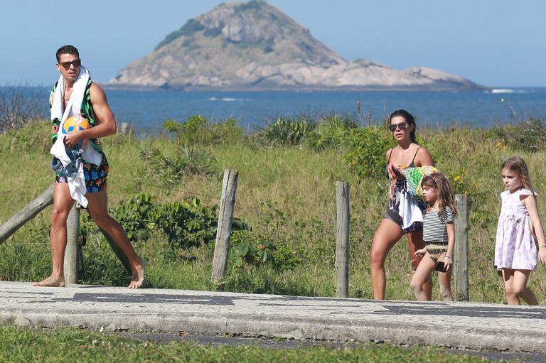 Cauã Reymond: praia com Sofia e Mariana Goldfarb