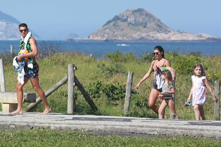 Cauã Reymond: praia com Sofia e Mariana Goldfarb