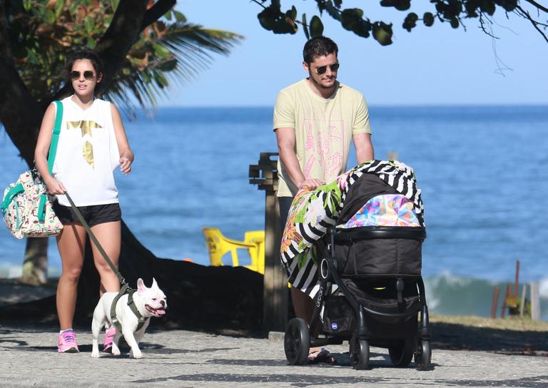 Yanna Lavigne e Bruno Gissoni curtem passeio com a filha, Madalena