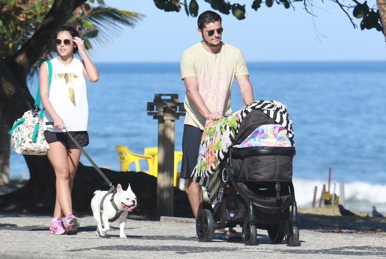 Yanna Lavigne e Bruno Gissoni curtem passeio com a filha, Madalena