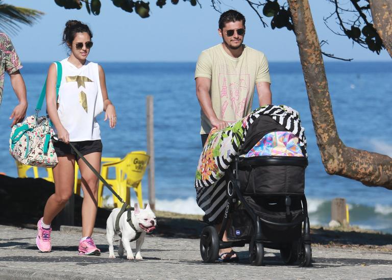 Yanna Lavigne e Bruno Gissoni curtem passeio com a filha, Madalena