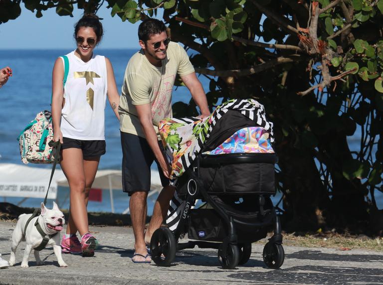 Yanna Lavigne e Bruno Gissoni curtem passeio com a filha, Madalena