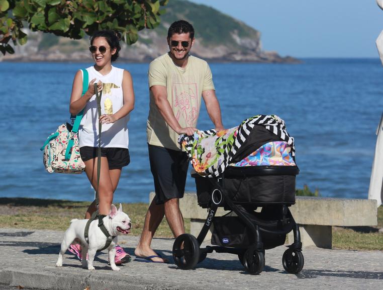 Yanna Lavigne e Bruno Gissoni curtem passeio com a filha, Madalena