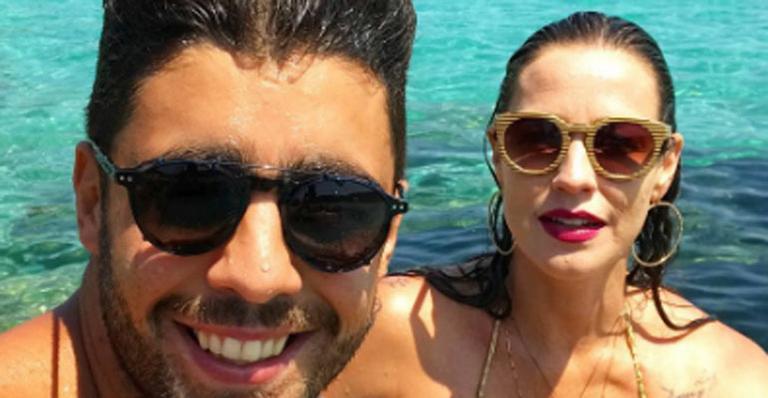 Luana Piovani posa com Pedro Scooby em praia deserta na Itália