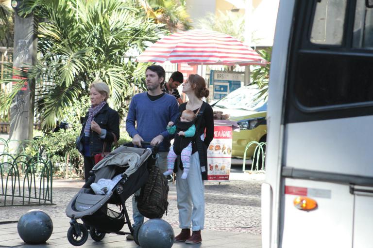 Atriz Laila Zaid faz rara aparição ao lado do marido e da filha