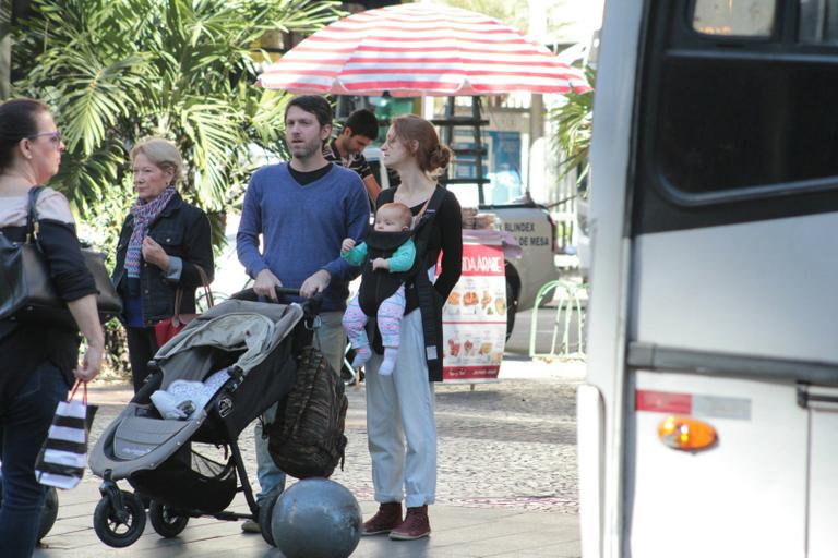 Atriz Laila Zaid faz rara aparição ao lado do marido e da filha