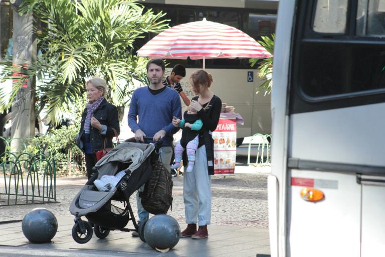 Atriz Laila Zaid faz rara aparição ao lado do marido e da filha