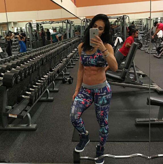 Inspire-se nos looks da musa fitness Bella Falconi