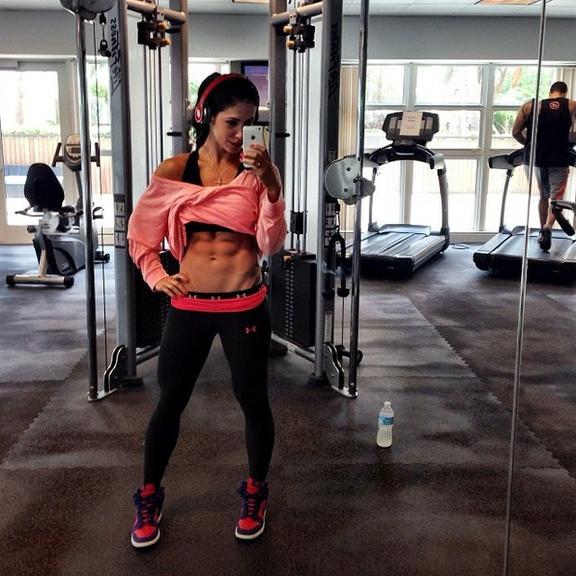 Inspire-se nos looks da musa fitness Bella Falconi