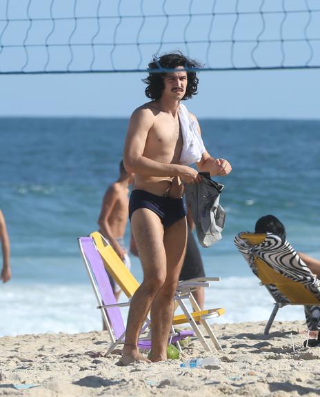 Gabriel Leone e Carla Salle trocam beijos na praia