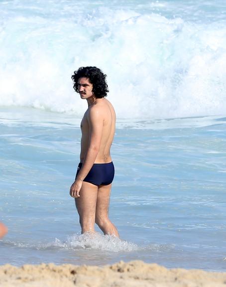 Gabriel Leone e Carla Salle trocam beijos na praia