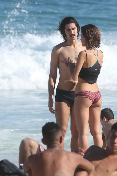 Gabriel Leone e Carla Salle trocam beijos na praia