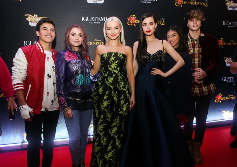 Thomaz Costa, Raissa Chaddad, Dove Cameron, Sofia Carson, Fernanda Concon e Alex Mapeli