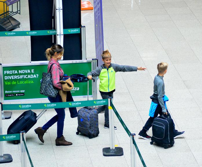 Fofura! Fernanda Lima embarca com os filhos no Rio