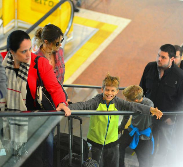 Fofura! Fernanda Lima embarca com os filhos no Rio