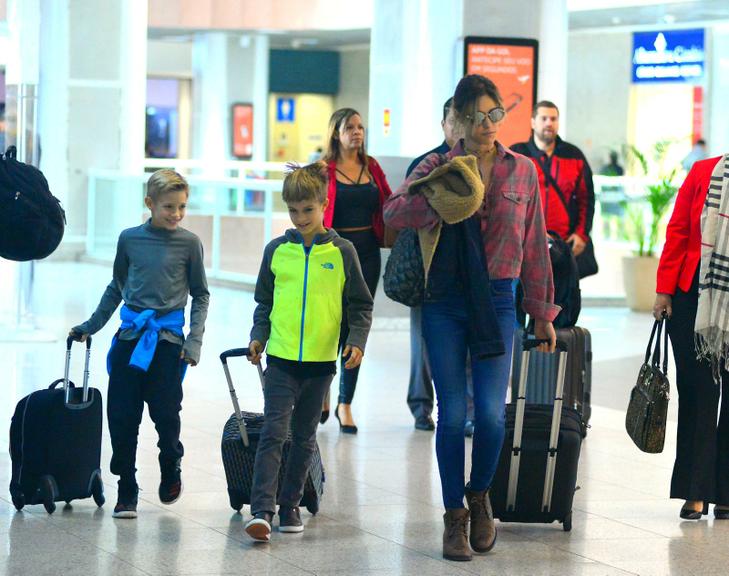 Fofura! Fernanda Lima embarca com os filhos no Rio