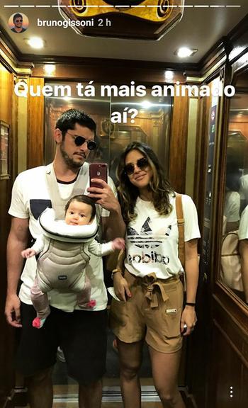 Bruno Gissoni e Yanna Lavigne passeiam com Madalena em Lisboa