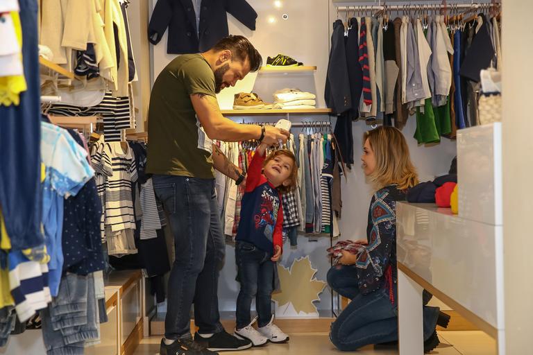 Cantor Marcos curte dia de compras em família