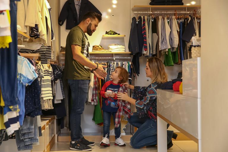 Cantor Marcos curte dia de compras em família